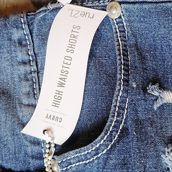 Rue 21 Curvy Distressed Shorts Size 9/10 - Picture 3 of 9